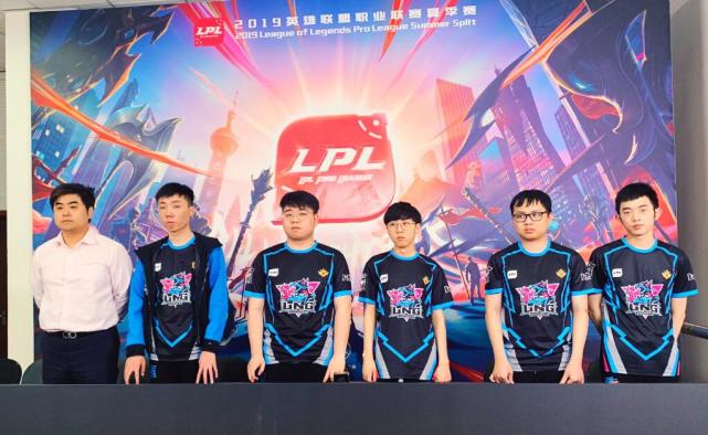 他的言辞坚 他的言辞坚